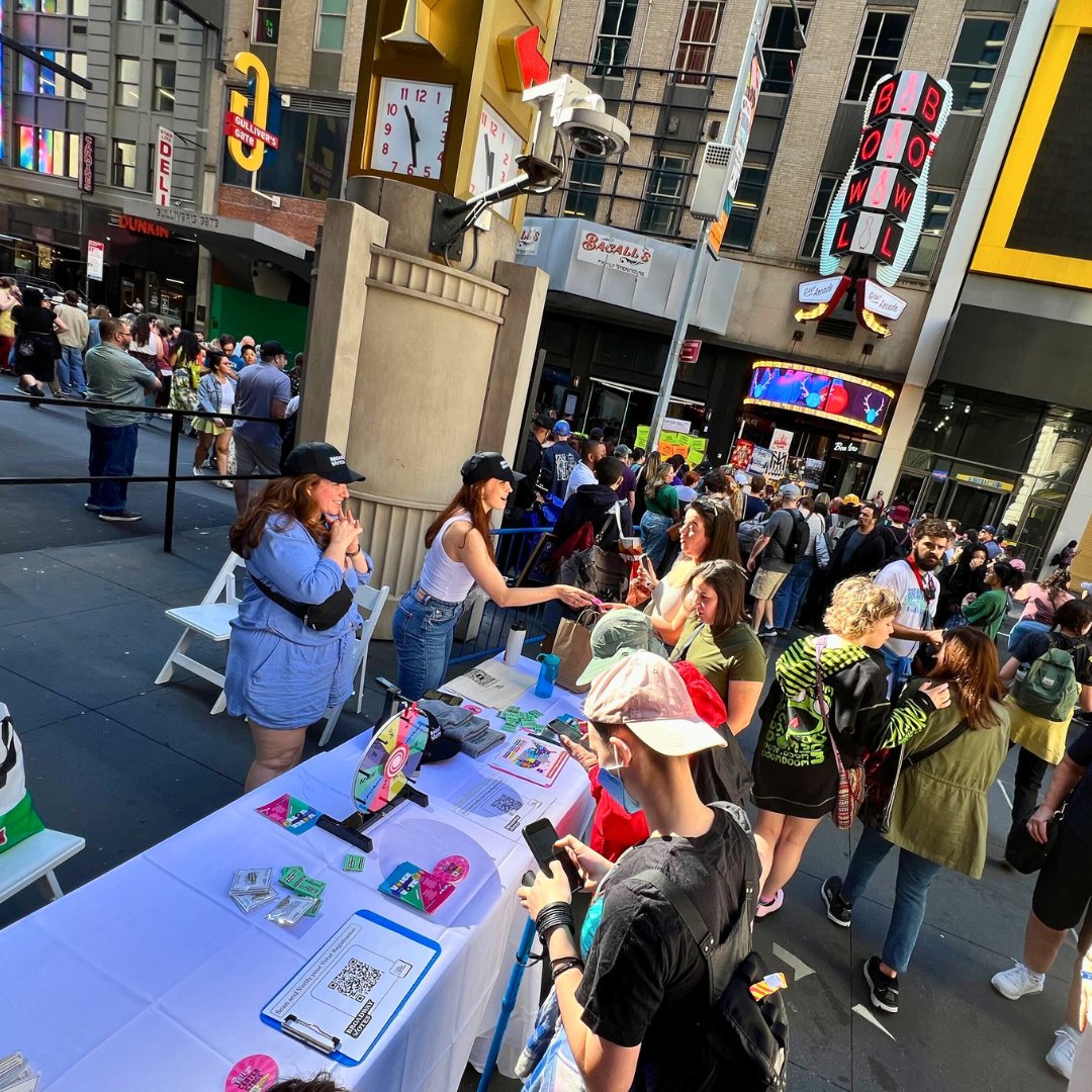FeelGoodAction's tweet image. What an incredible day at the Broadway Flea Market! 🗳️🎭 Feel Good Action had an amazing time registering voters with Broadway Votes! Thanks to everyone who stopped by and to @BCEFA for having us! 💜

#FeelGoodAction #BroadwayVotes #YourVoteMatters #CivicEngagement