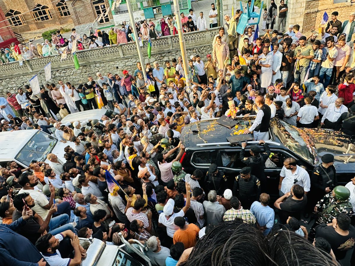 ghulamnazad's tweet photo. Thankful for the love &amp; support in the road shows at Ganderbal &amp; Hazratbal today. The people demand real change &amp; progress. They've had enough of false promises and exploitation. Let's work together to bring back the era of development, progress and opportunity for all. https://t.co/vbT4by7YTY
