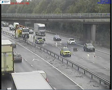 HighwaysSWEST's tweet photo. @Glos_Police 2 lanes (of 3) remains closed for emergency barrier repairs #M5 north between J12 #Hardwicke &amp; J11A #Gloucester

Lane 3 (of 3) is also closed southbound

Severe delays of 2 hours and approx. 10 miles of congestion

Please allow extra time for journey's if travelling in the area https://t.co/3dfojvRrF4