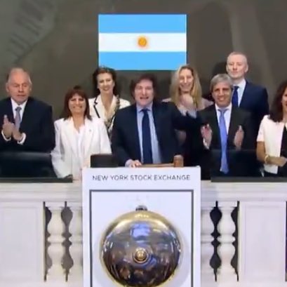 MatiAromi's tweet photo. En Wall Street / en Argentina. Fin. https://t.co/K2n5MBWbbW
