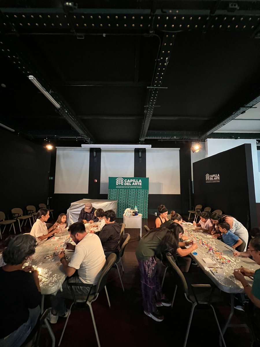 CapilladelArte's tweet photo. Traemos un poco del taller de mosaico de este #Domingocreativo con técnicas aprendidas de Eva Aragón y Sharine Durán. 🎨
Creamos obras de #arte únicas con materiales #reciclados y les dimos una segunda oportunidad 🖼️✨
@udlap
#CapilladelArteUDLAP #ViveCapilla #ViveUDLAP #Puebla https://t.co/4Alr7bTMvR