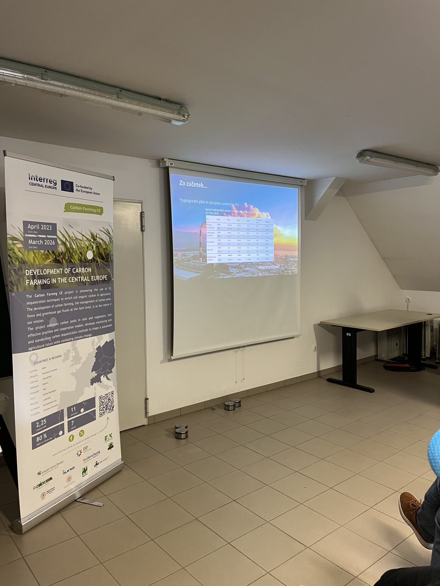 CarbonFarmingCE's tweet photo. 🌽 The Agricultural Institute of Slovenia held Maize Day on Sept 19, bringing together farmers &amp; agriculture professionals! Attendees visited corn trials and heard from Dr. Aleš Kolmanič about Carbon Farming and the project's results so far. 🌱

#cooperationiscentral https://t.co/amGSAdIYnQ
