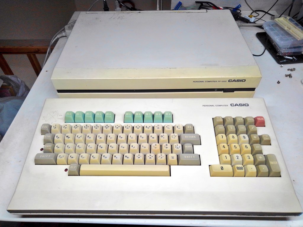 toshitada1973's tweet photo. CASIO FP-1000だよ。BCDが有名だけど、変数にカタカナが使えたり、複数のプログラムをメモリ上に置けたりと、個性的な機能も持ってるよ。続く。#FP1000 https://t.co/Pw1VzDdklK