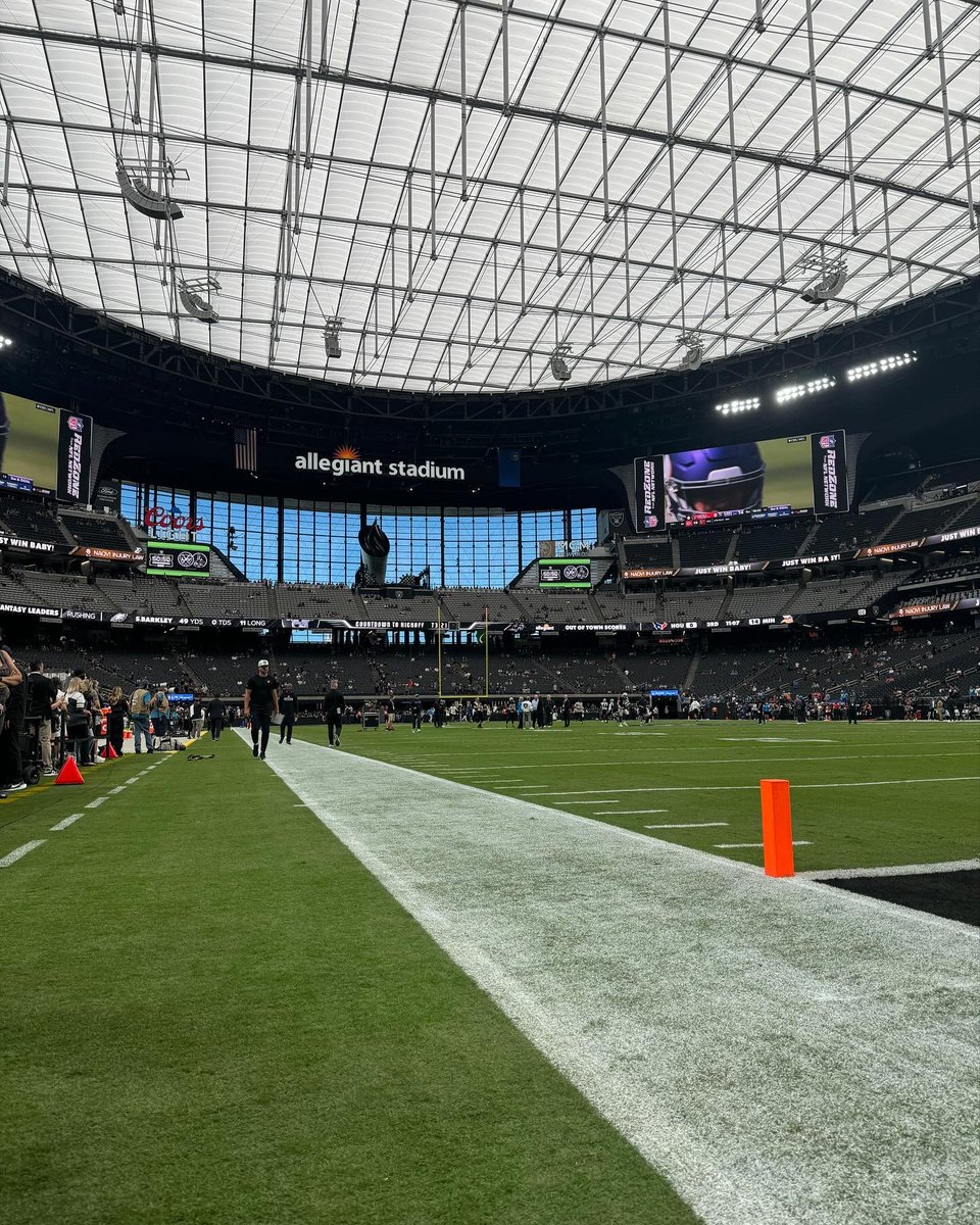 AthleteGuyTy's tweet photo. Viva Las Vegas! Thanks for the hospitality @Raiders
#MaddenRatings #MaddenCruiser @ochocinco https://t.co/OLeYb4ZJ2o