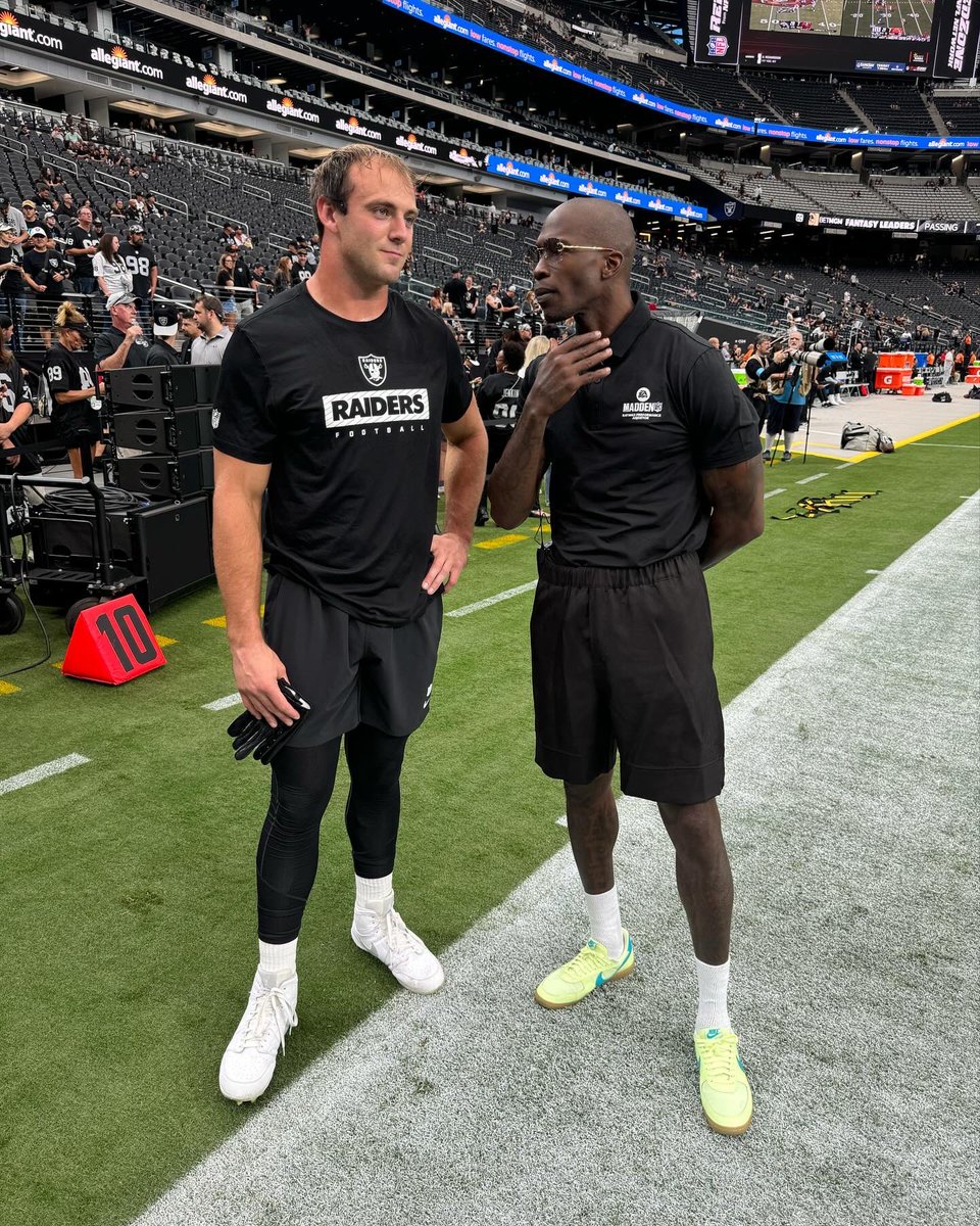 AthleteGuyTy's tweet photo. Viva Las Vegas! Thanks for the hospitality @Raiders
#MaddenRatings #MaddenCruiser @ochocinco https://t.co/OLeYb4ZJ2o