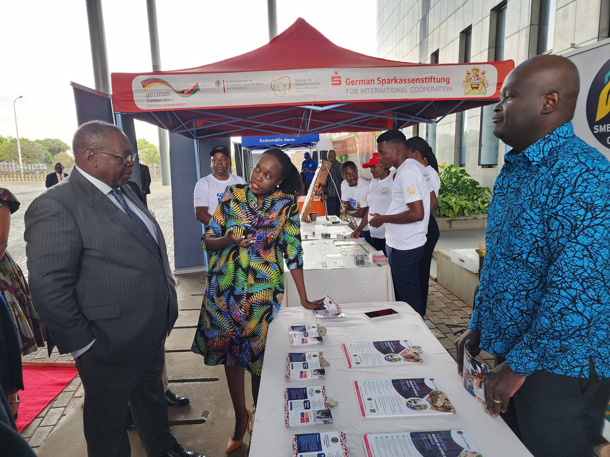 smesupport_ke's tweet photo. @LindaAOnyango @dan_ouma @MalawiGovt @ReserveBankMW @MalawiinKenya @_AfricanUnion @officialPACCI @GIZAfricanUnion @giz_gmbh @jumuiya @COMESABusiness @CouncilSadc @ASSEKnews 🚨 MALAWI RESERVE BANK GOVERNOR ENGAGES SSC AT OUR BOOTH 🚨: We that the @ReserveBankMW Governor, Dr. Wilson T. Banda, and his high-ranking delegation for engaging with @LindaAOnyango @dan_ouma at our booth at the Financial Literacy Strategy Launch in #Lilongwe #Malawi @FinesRbm https://t.co/zKXiCulapD