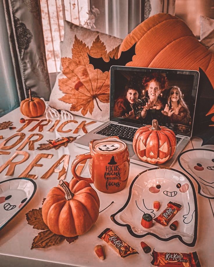MissGothic98's tweet photo. ¡Hola, corazones! Ya estamos en Mabon y llega el momento de decorar en colores otoñales, aparte de que va quedando menos para Samhain 🍂🎃 https://t.co/lWzwMfY5rq