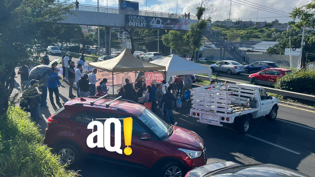 AlertaQro's tweet photo. #AlertaSucesos | 🚨🚨Autoridades liberan un carril a la circulación en el Boulevard Bernardo Quintana, a la altura de Las Américas. Los manifestantes aún mantienen dos carriles bloqueados en dirección a Paseo 5 de Febrero.

Las personas piden que se resuelva a su favor un litigio que tiene muchos años en el que exigen un pago porque dicen que el Boulevard Bernardo Quintana fue construido en tierras de su ejido.