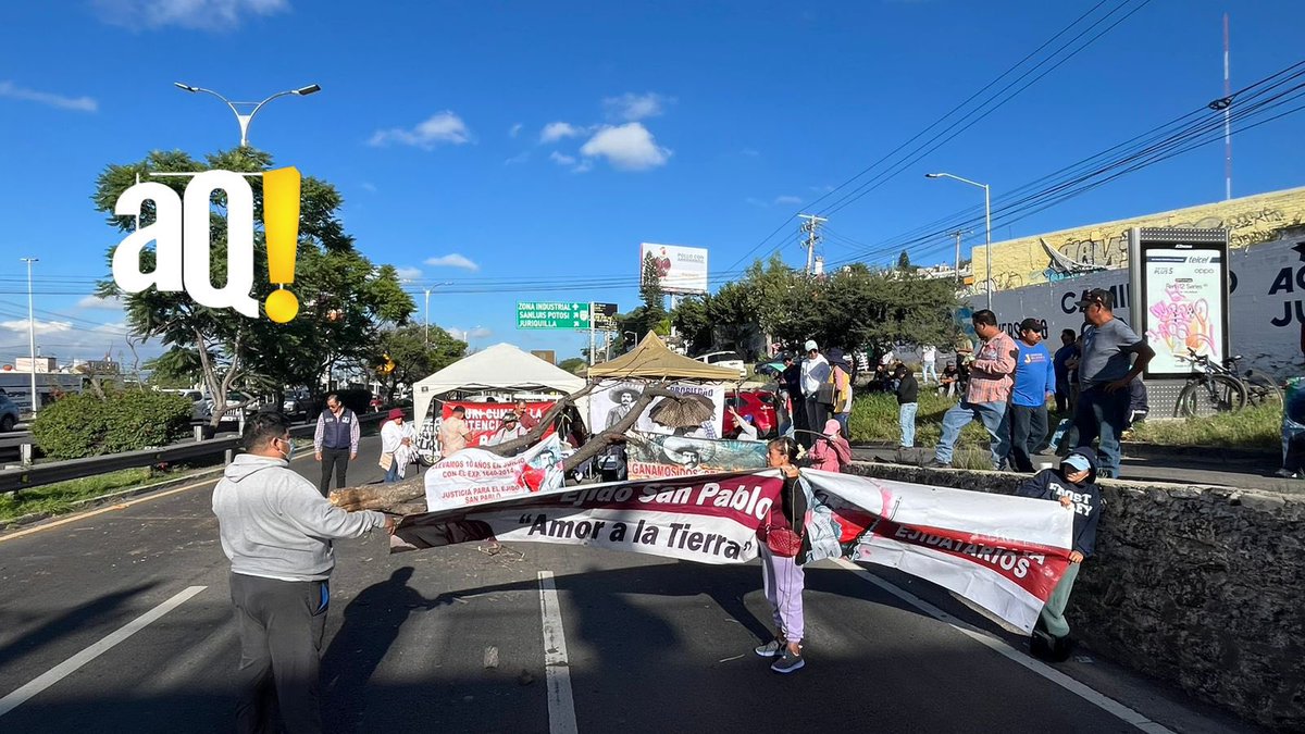 AlertaQro's tweet photo. #AlertaSucesos | 🚨🚨Autoridades liberan un carril a la circulación en el Boulevard Bernardo Quintana, a la altura de Las Américas. Los manifestantes aún mantienen dos carriles bloqueados en dirección a Paseo 5 de Febrero.

Las personas piden que se resuelva a su favor un litigio que tiene muchos años en el que exigen un pago porque dicen que el Boulevard Bernardo Quintana fue construido en tierras de su ejido.
