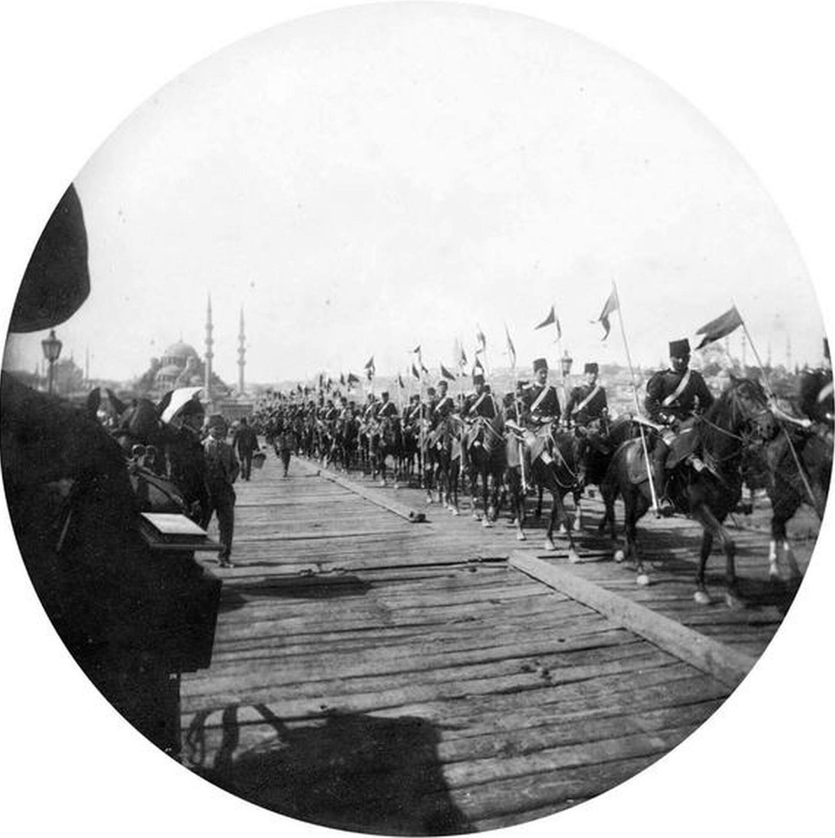 mazkulede's tweet photo. Süvariler Ahşap Galata Köprüsü'nde
Fotoğraf : 1890 Yılı
Resim : Fausto Zonaro
#Zonaro #süvari #asker #tören #Galata #köprü https://t.co/xhxEkdjbH4