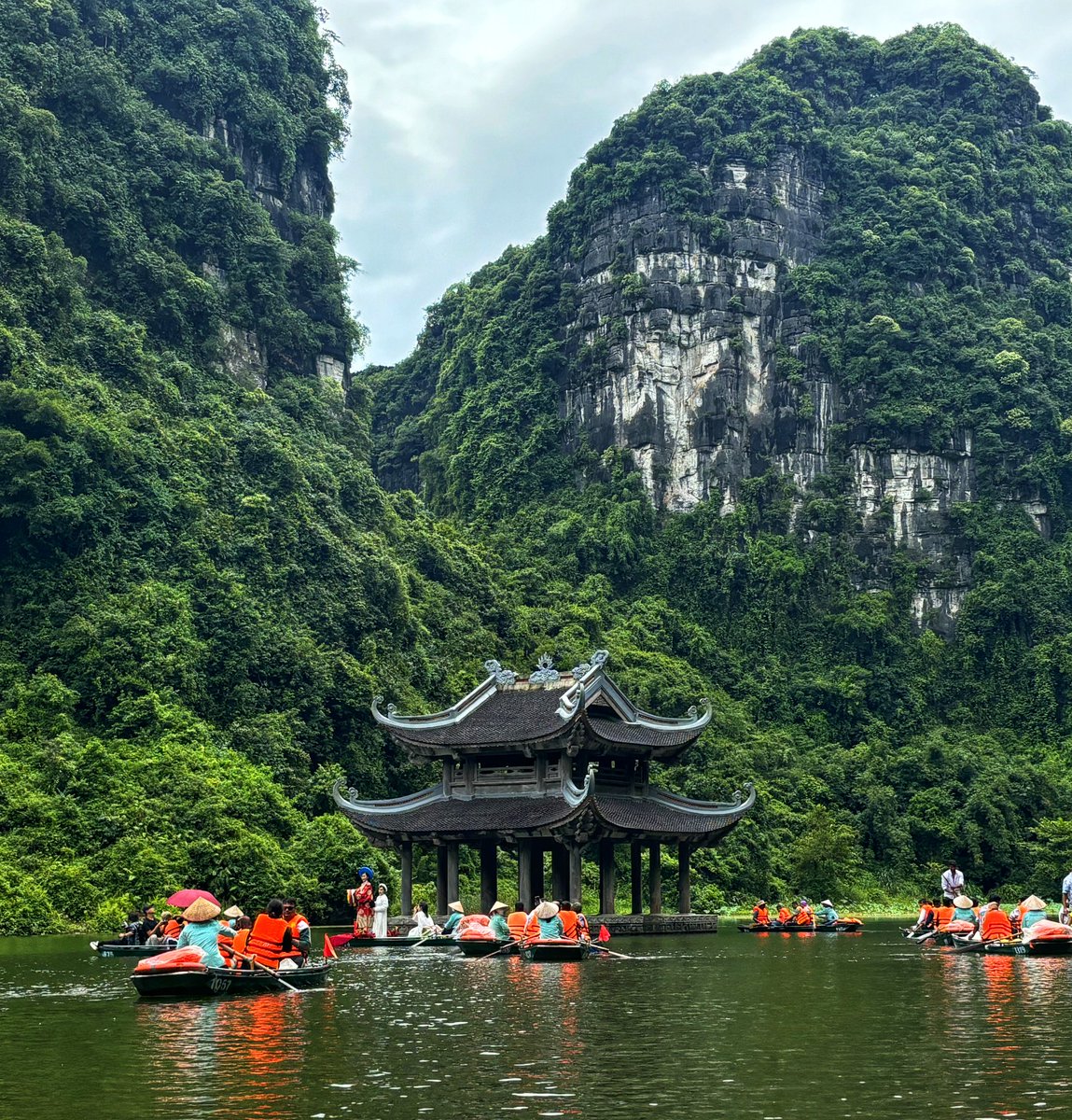 Kay_deeeeee's tweet image. Xin Chào from Vietnam! 🙋🏻‍♂️🇻🇳
#Vietnam #NinhBinh #HalongBay