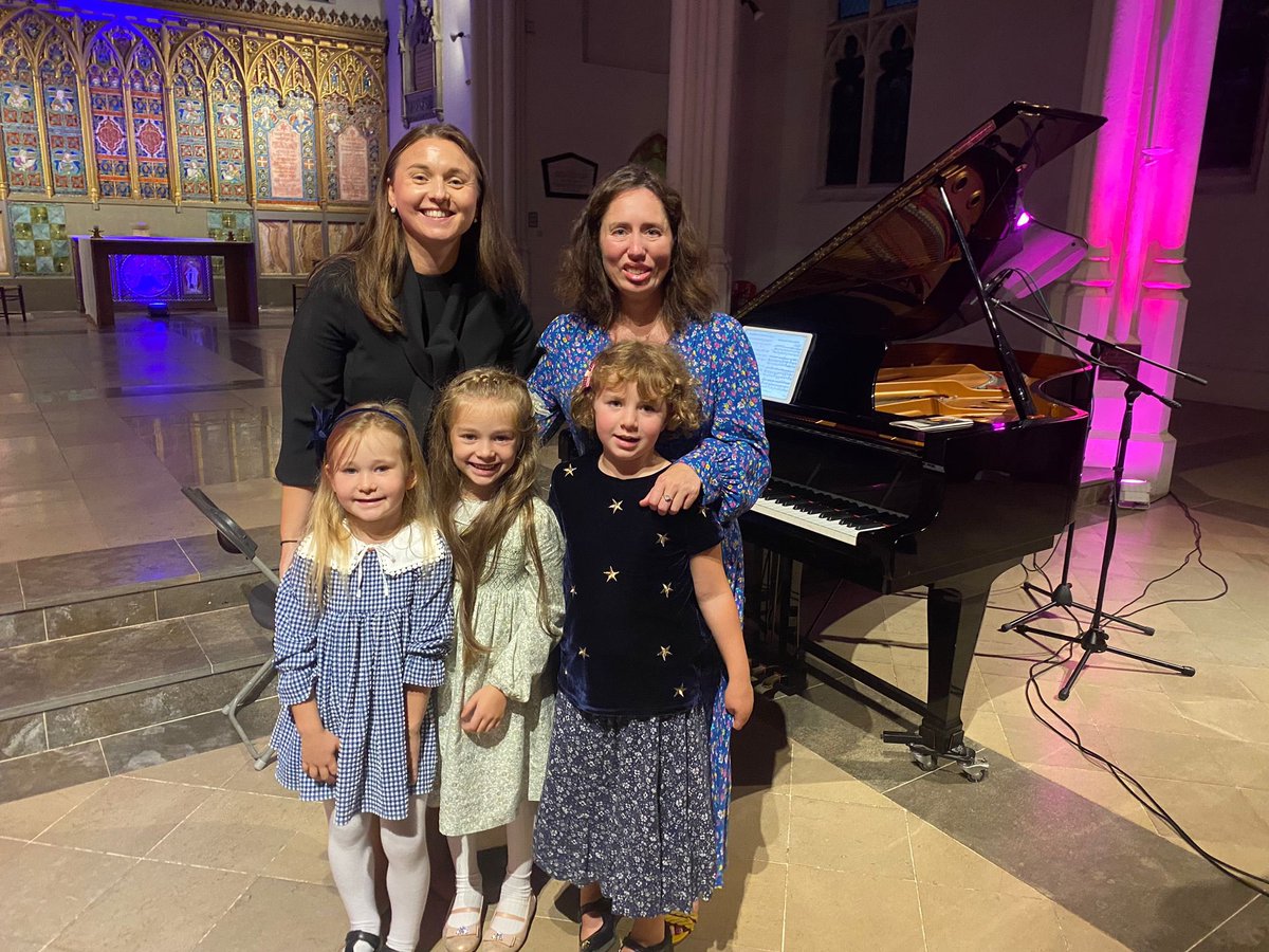 Lydia_M_Stone's tweet photo. Our family was thrilled to join friends from the #Moldova and #Romania community in London last night for an incredible concert by @daniuliandr and Mazal Drutac. 🇲🇩🇬🇧🇷🇴🎶

Thanks to my 7 year old for the “dynamic” filming. https://t.co/gjuaee3Y5J