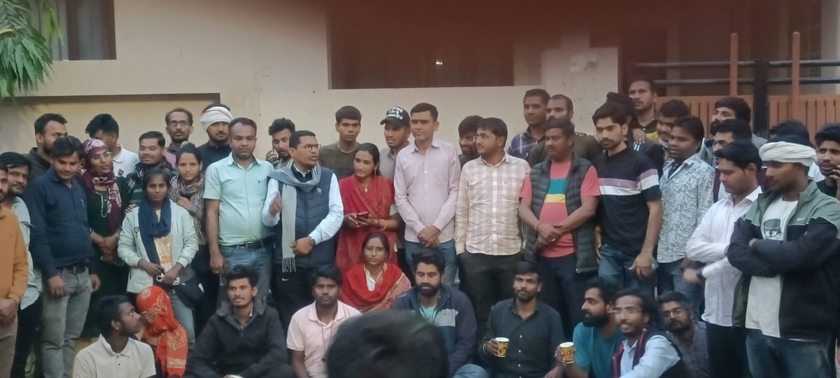 Kanta Solanki (Saini) (@kantasaini59) on Twitter photo बेरोजगरो की असली पीडा को
वही समझ सकता है जिसने
खुद ने इस पीडा को झेला हो
भगवान कभी ऐसा किसी के
साथ न करे अगर करे तो पूरी
बेरोजगार युवकों की मांग करे
#आत्महत्या_को_मजबूर_युवामित्र
@bhajanlalbjp <a href="/CMORajasthan2/">CMO Rajasthan</a>
<a href="/DrKirodilalBJP/">Dr. Kirodi Lal Meena</a> बेरोजगरो की असली पीडा को
वही समझ सकता है जिसने
खुद ने इस पीडा को झेला हो
भगवान कभी ऐसा किसी के
साथ न करे अगर करे तो पूरी
बेरोजगार युवकों की मांग करे
#आत्महत्या_को_मजबूर_युवामित्र
@bhajanlalbjp <a href="/CMORajasthan2/">CMO Rajasthan</a>
<a href="/DrKirodilalBJP/">Dr. Kirodi Lal Meena</a>