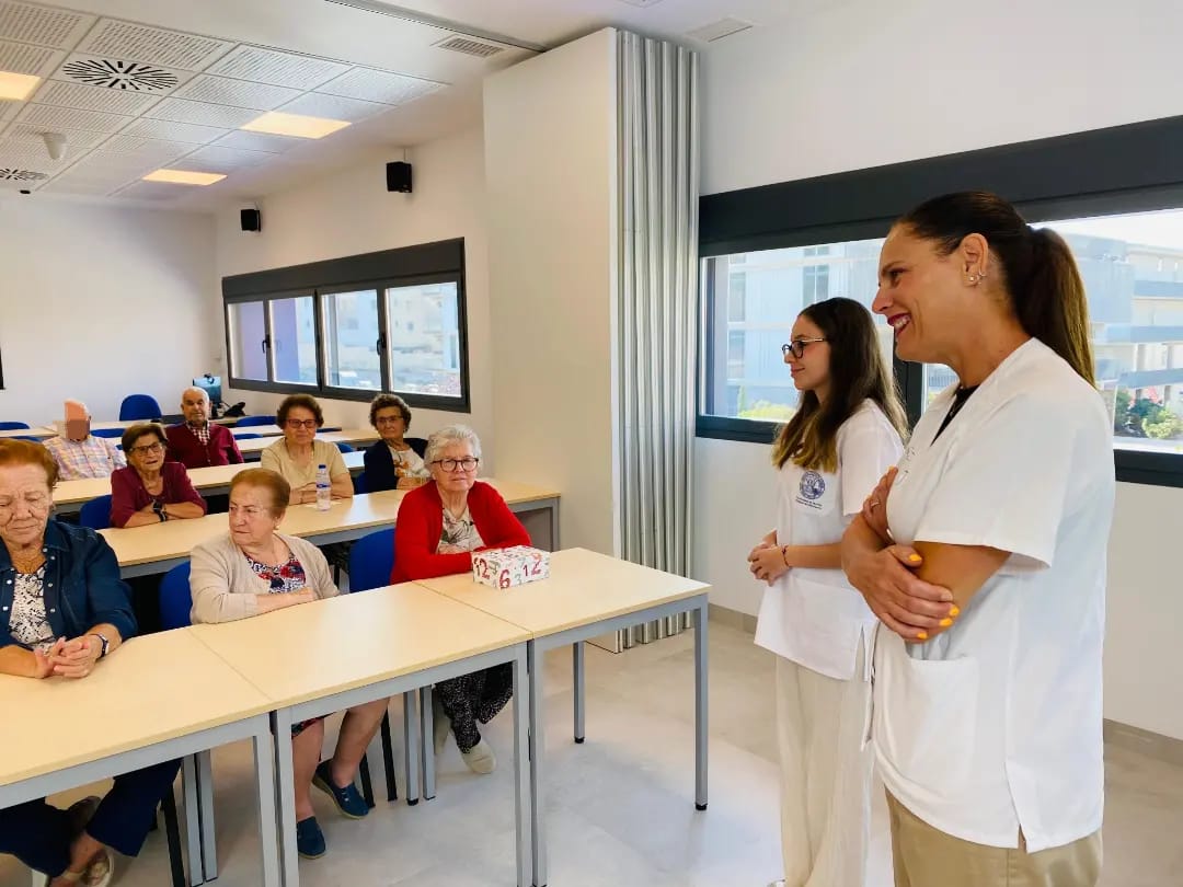 FPoncemar's tweet photo. Esta mañana hemos recibido en nuestro centro de día del CS San Diego un taller sobre “Hábitos Saludables que ayudan en la prevención del Alzheimer”. Muy agradecidos por contar con la Fundación Poncemar @sandiegoenlared #AreaIII https://t.co/NaNyml1RCU