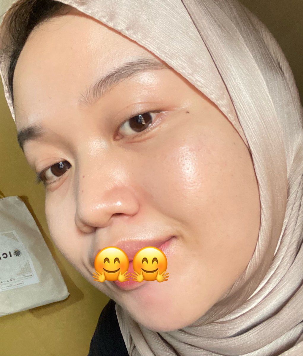 washitbola's tweet photo. meanwhile hasil dari skincare korea yg udah sustain itu🥹 ga akan ganti sampe dunia jadi onde-onde https://t.co/mQVoh1bbv7