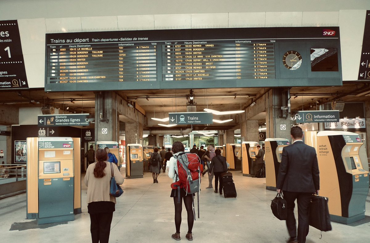C’était avant.

Ça sentait le café dans le hall et on entendait le cri du composteur.

On regardait le panneau des départs avec impatience.

Il suffit pourtant parfois de prendre le temps de fermer les yeux quelques instants pour se replonger dans cette autre époque.