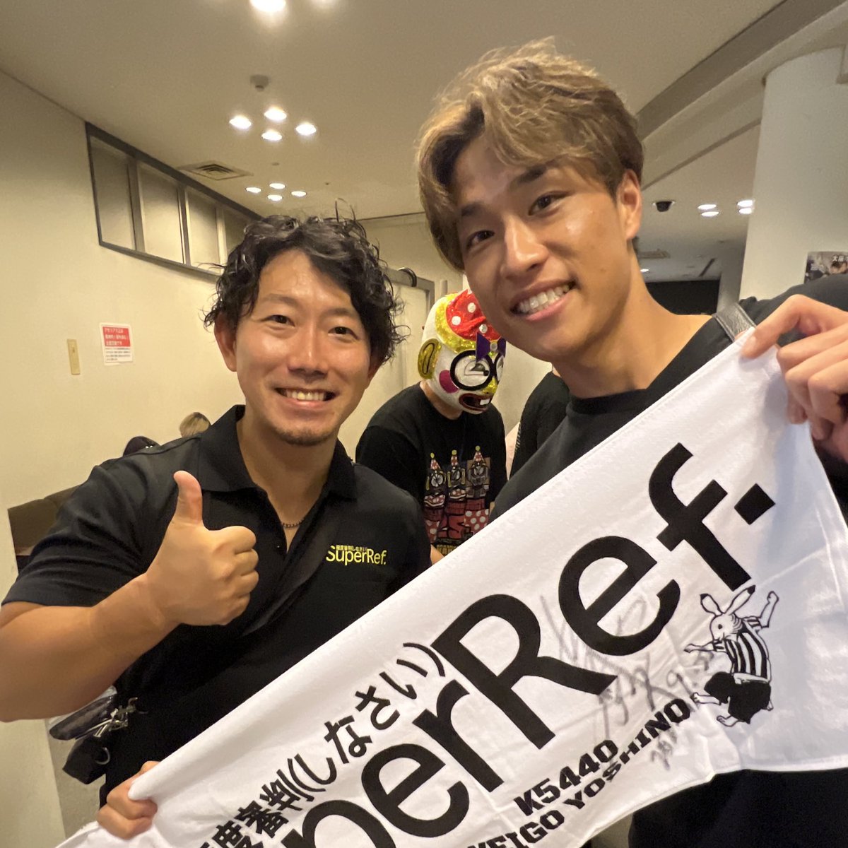 Fumi_Fumi428's tweet photo. 同一人物⁉️
昨日、甥っ子と競輪の話してる時と、リングに上がった時の顔つき、違い過ぎる‼️
さすがスーパーレフェリー👍🏻
今日も楽しませてもらいました😊🙏🏻
#大阪プロレス #osk_pw #吉野恵悟 #レフェリー #SuperRef https://t.co/Evf3D8e3bp