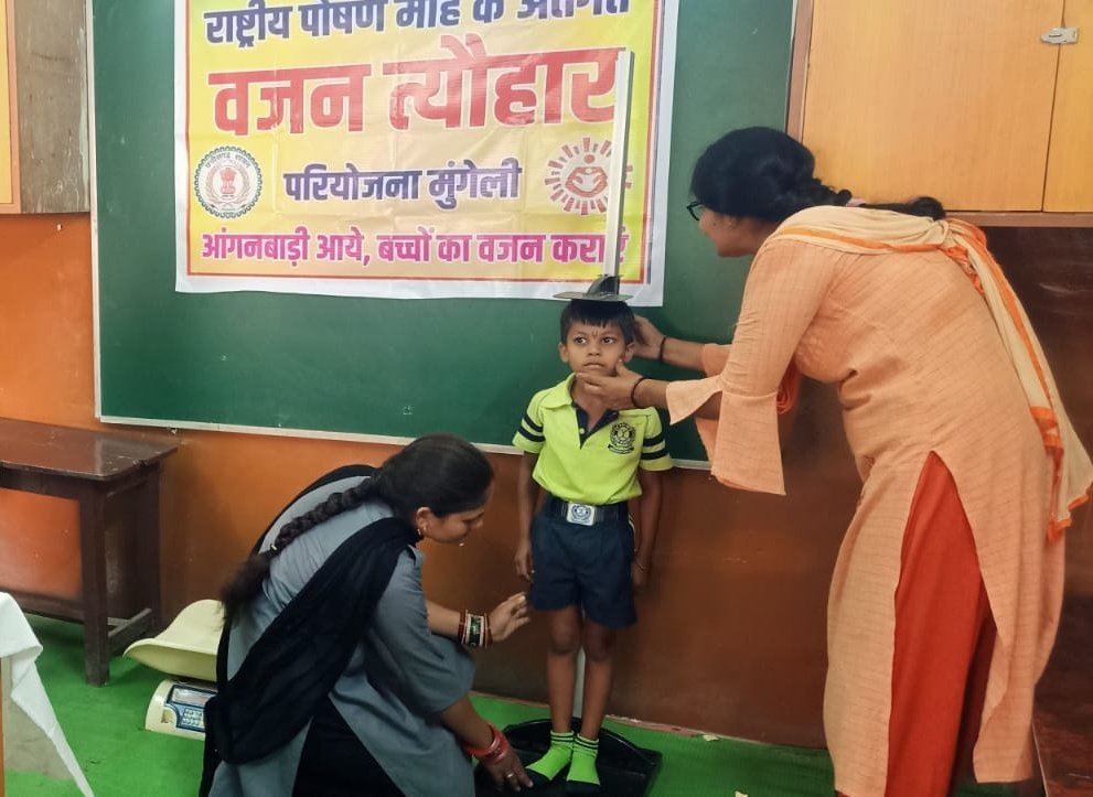 wcdmungeli's tweet photo. राष्ट्रीय पोषण माह 2024 अंतर्गत मनाया जा रहा है वज़न त्यौहार। जिला मुंगेली, छत्तीसगढ़ के बाल विकास परियोजना मुंगेली के निजी स्कूल में लिया गया बच्चों का वज़न। https://t.co/1kCPmVaFMd