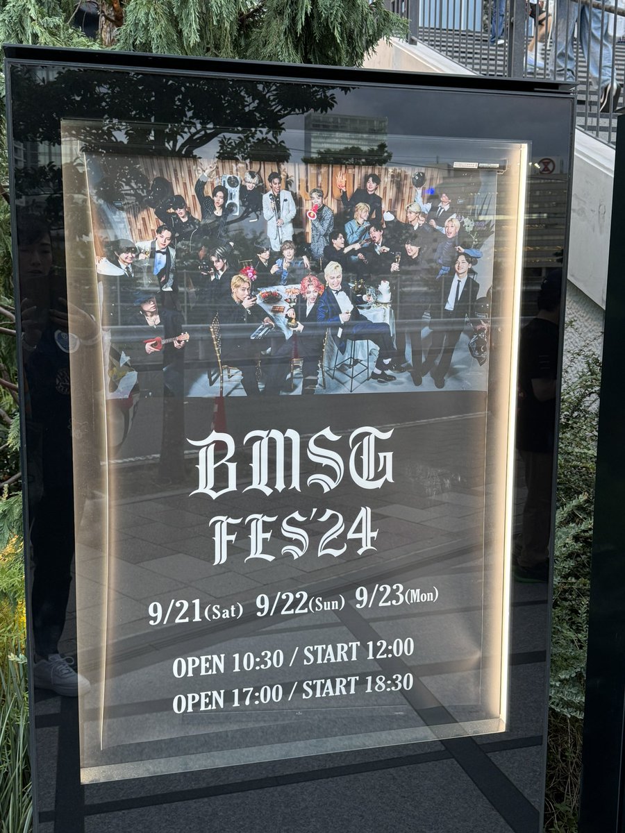 one_of_flyers's tweet photo. BMSG FES’24
終了

BMSG FES‘22
BMSG FES’23
と観てきて思うことは

みんな本当に
歌が上手くなった

トレーニーも
REIKOも
MAZZELも
edhiii boiも
ATSも
BE:FIRSTも

Novel Core
SKY-HIでさえも

BMSGを見ていると
こんなにも人って
成長するものかと
感心させられる

真摯に
誠実に
音楽に向き合うとは
こういうことなんだろう

そして

THE FIRSTのときに
SKY-HIが
ATSに言ってたことを
覚えてますか

もしも音楽を通して
付き合うという意味では
SMSが新曲を作るのもいいでしょう
僕みたいな人間がいるので
一緒にチームを組みましょう
みたいなことも
やってみたいかもしれない
ソロ作品も変わらず作るといいでしょう
BMSGはさまざまな
音楽のあり方を肯定しますし
ショウタみたいな人が
一緒にいてくれたら
いろいろなことがやれるな
と思っております

やりたかった
叶えたかった音楽を
みんなでやる

それがBMSG FES

THE FIRSTで
SOTAが頼んで
SKY-HIと
オーディション最終メンバーで
一緒に歌った
To The First 

MAZZELに託した
MISSION を
SKY-HIとMAZZEL
そしてREIKOで歌うことの意味

REIKOとKAIRYUの
ICE

Novel Core
SHUNTO 
RYOKIの
MF

ラッパーたちの
Name Tag

SKY-HIとEIKIの
何様

Tiger Style 
SMS

96Black

14th Syndrome 

BMSG POSSE

BMSG SKY
BMSG GAIA
BMSG MARINE

全ては
SKY-HIからみんなへの
愛で

BMSGの夢や
可能性で

楽しみで
遊びで

でも
経験になって
新しい出逢いや発見や
学びがあって
それは今後にきっと活かされる

BMSGの
BMSGによる
BMSGのための
BMSG ファンのための
BMSG FES

トレーニーたちの
屋外ステージにも
たくさんの愛と意味が
こもっている

みんなを
幸せにしてみせる

関わってるみんなを
幸せにする

それはいつだって
SKY-HIの本心である

失敗することもあるかもしれない
そのときは謝ります

だからどうかついてきてほしい
と

日本の音楽
がんばってほしい

でも任せるだけじゃなくて
日本の未来のために
何かしたい

楽しみながら何かしたい

そう思ってる
BMSGファンは多いと思ってます

BMSG4周年

まだまだ一緒に
夢を見たいし
前進したい

世界の景色も見たい

みんなそれぞれ
楽しい人生送りたい

これからも
見守っていきたい
BMSGの音楽で楽しみたい

そう心から思った
オーラスの夜でした

SKY-HI
今日もいつもありがとう

これからもラップするよって
言ってくれてありがとう

SKY-HIには
マイクをずっと持っててほしいです

#BMSGFES24 
#BMSG
#SKYHI
#NovelCore
#BEFIRST
#AileTheShota
#edhiiiboi
#MAZZEL
#REIKO
#RUI #TAIKI #KANON