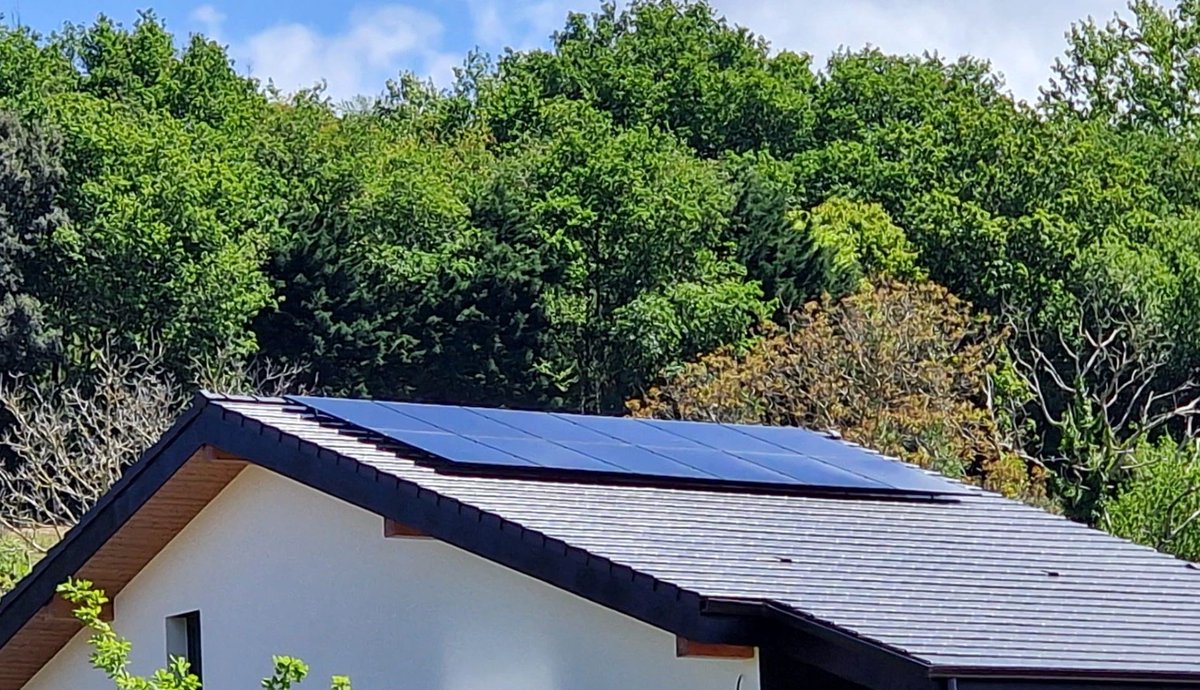HIRUROK_'s tweet photo. Instalacion fotovoltaica de  autoconsumo conectada a red.
Ubicacion : Bakio ( Bizkaia )
Generación : 5 Kw   -  12 Paneles Full Black 420 w
Inversor : 4 Kw  Greenheiss
Almacenamiento : 9,6 Kw  - 2 Baterias Litio Greenheis 4,8 Kw
#fotovoltaica #hirurokinstalaciones https://t.co/aOSJg7Z3WR