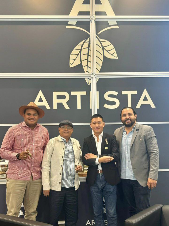 ArtistaCigars's tweet image. Opening new avenues for collaboration🤝 with our European partner Klienlagel and associates from Asia and Middle East during #Intertabac 2024!

Thanks to all who visited our booth and shared our commitment to quality!🍂🍂 See y'all in 2025!
#artistacigars #intertabac