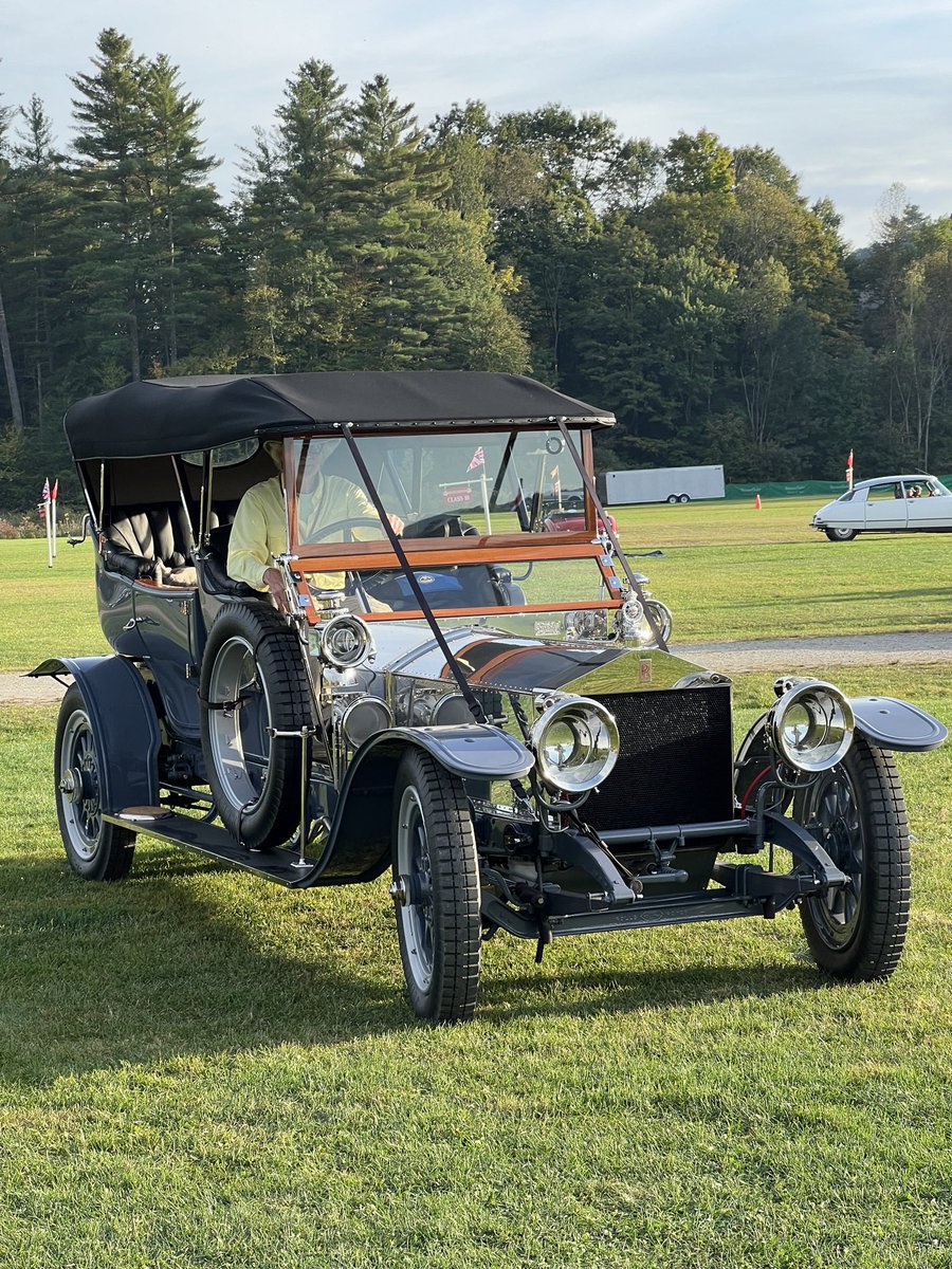 jackrobison's tweet image. A 1909 Silver Ghost, from before when Rolls Royce made the flying lady their hood ornament. It has acetylene lamp headlights, and it runs very smoothly. The owner taught some lucky kids at the show how to pressurize the fuel tank, set the spark, and get it started.