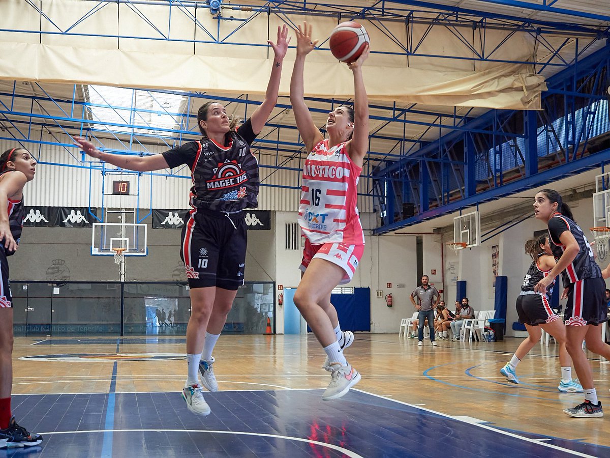 RCNTenerife's tweet photo. 📣 ¡𝐋𝐚 𝐜𝐚𝐩𝐢𝐭𝐚𝐧𝐚 𝐬𝐢𝐠𝐮𝐞 𝐜𝐨𝐧 𝐧𝐨𝐬𝐨𝐭𝐫𝐚𝐬! 🤗

🤝🏀 María Rosales extiende su compromiso con el @RCNT_BALONCESTO @ULL por quinto año consecutivo.

🗣️ "Afronto esta campaña con la misma ilusión y ganas"

Toda la info ➡️ https://t.co/WOkP4r2lG3 https://t.co/VQ4C7m3YBD