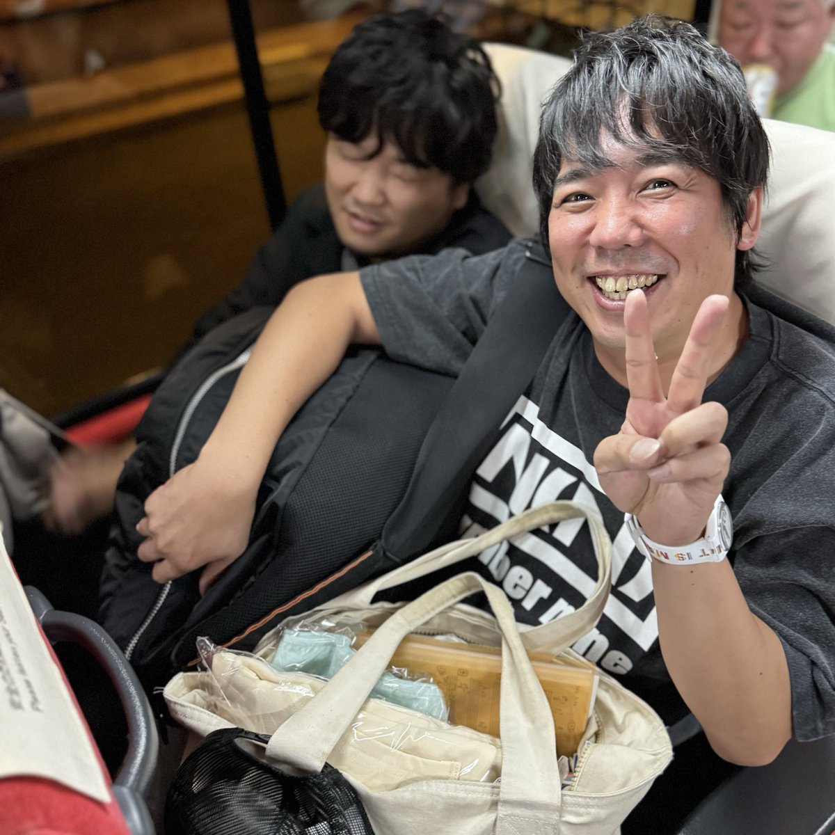 GianMorikawanky's tweet photo. #オーガスタキャンプ 終演後 バスで待機中の #秦基博 隣席に大量の荷物を抱えた #大橋卓弥 が突如現る→有無を言わせず秦の座席は卓弥の荷物で占領される→ バスは都内に向けて発車→結局えんえんと罵り合い(愛)が続くのであった。皆さん、オーキャン お疲れ様でした。この写真で和んで頂ければ、 https://t.co/JH1wox0qjL
