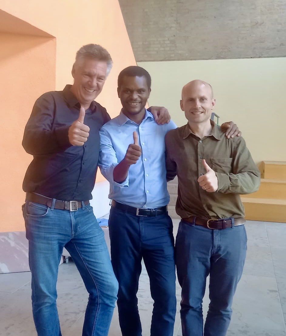 Today, my PhD student Daniel Tuki (centre) succesfully defended his PhD thesis on „Ethnoreligious dimensions of conflict in Nigeria“. Congratulations, also on behalf of second supervisor Max Schaub (right)!