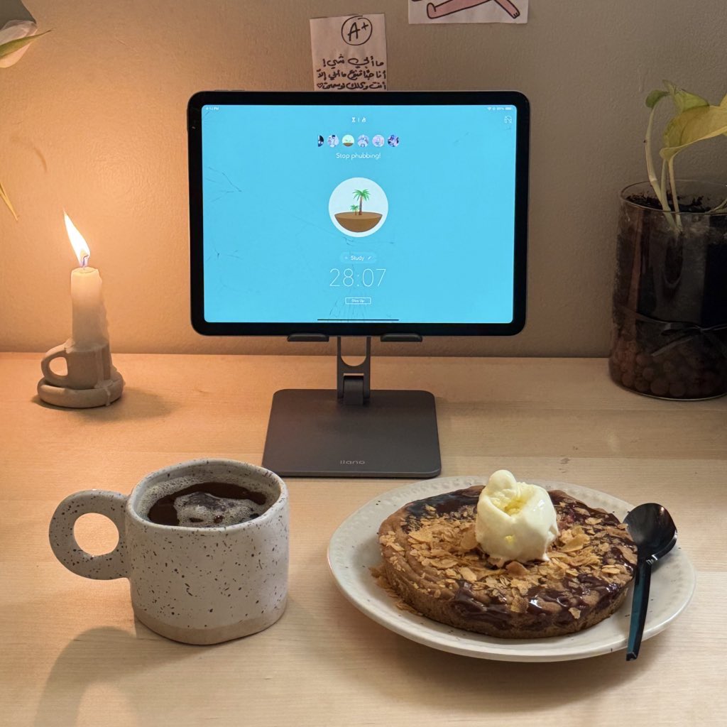 مع سُرعة الأيام ومرور الزمن تزداد المهام وتكبر المتطلبات ويرتفع الطموح ووقتها ممكن تمر فيك اوقات إحباط وهزيمة وتشكك بقدراتك وبنفسك 
صدقني أنها لحظات طبيعية تمر لأي أحد وتأكد أن ربي ما وضعك في هالمكان إلا لأنك قده بإذن الله فلا تيأس عن تحقيق أحلامك وأهدافك 🤎