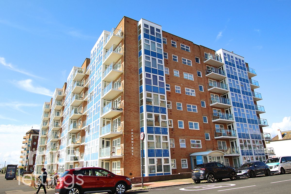 simplylett's tweet photo. #ToLet A modern 3 bed baclony #Flat on #Hove seafront with parking - £1,995pcm! VIDEO TOUR: https://t.co/tTPIhmxqiP PROPERTY DETAILS: https://t.co/FkSsWwMuU2 Call 01273 729 000 to view! #Lettings #Property #Brighton #SimplyLettings https://t.co/inQXUtHIo2