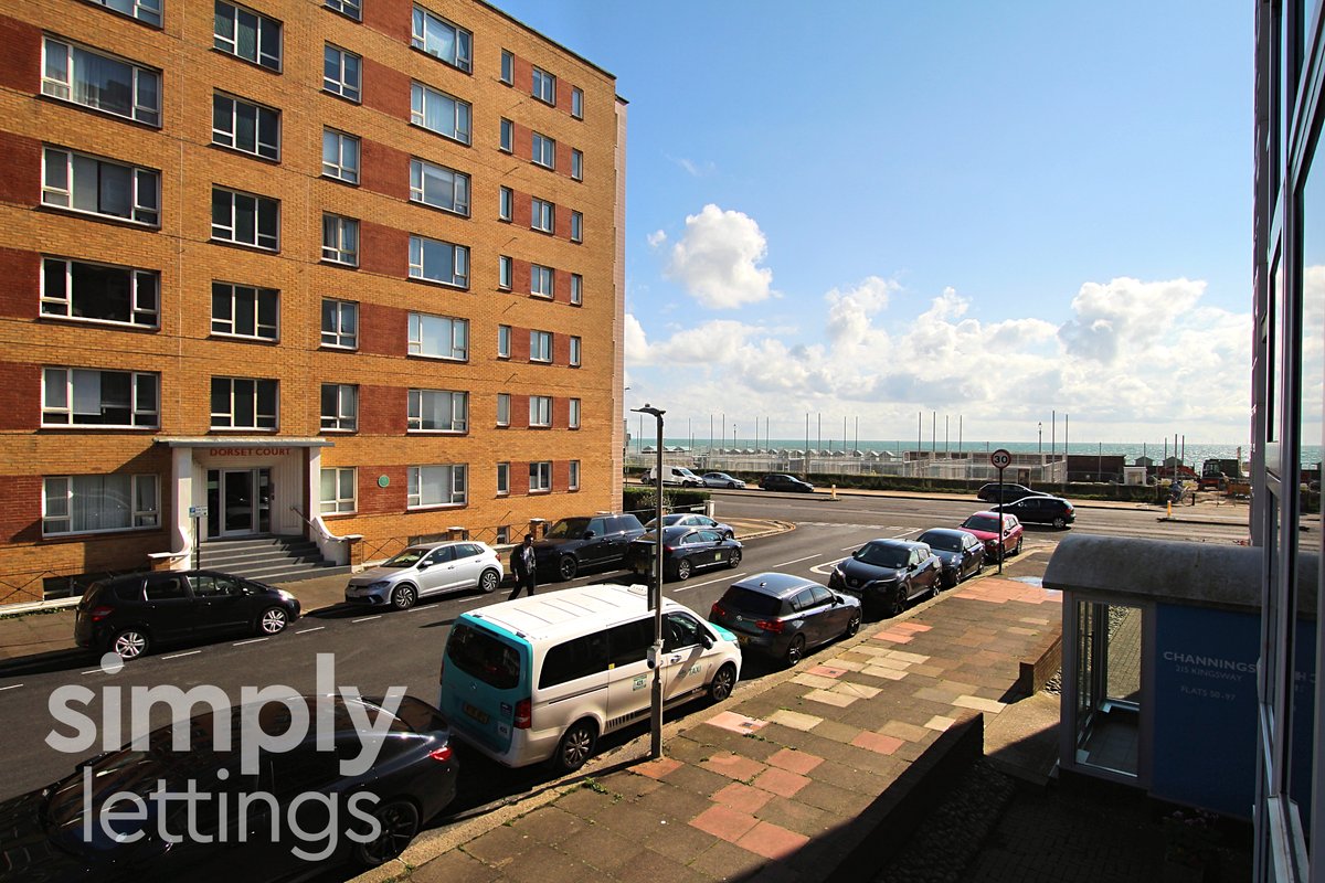 #ToLet A modern 3 bed baclony #Flat on #Hove seafront with parking - £1,995pcm! VIDEO TOUR: youtube.com/watch?v=9YR37A… PROPERTY DETAILS: simply-lettings.co.uk/property/kings… Call 01273 729 000 to view! #Lettings #Property #Brighton #SimplyLettings