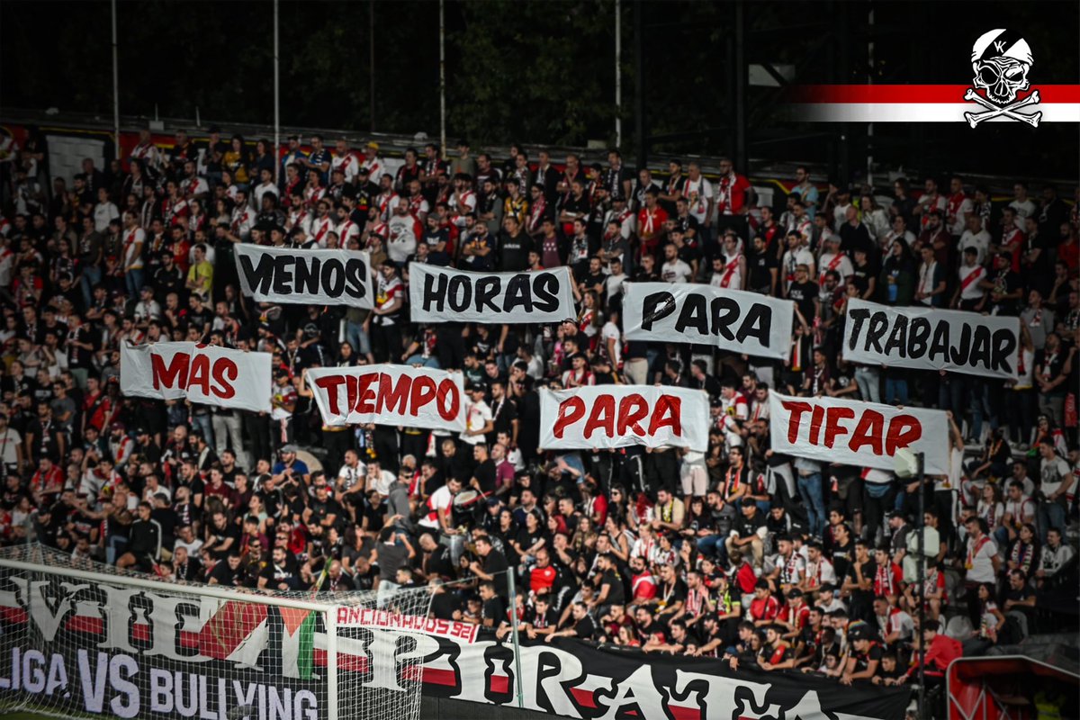 bukaneros92's tweet photo. Trabajar menos.
Trabajar todos.
Producir lo necesario.
Repartirlo todo.

Dignidad para la clase trabajadora... Y tifos en los estadios.

QUE TRABAJE EL REY. https://t.co/oWSp5Zt523