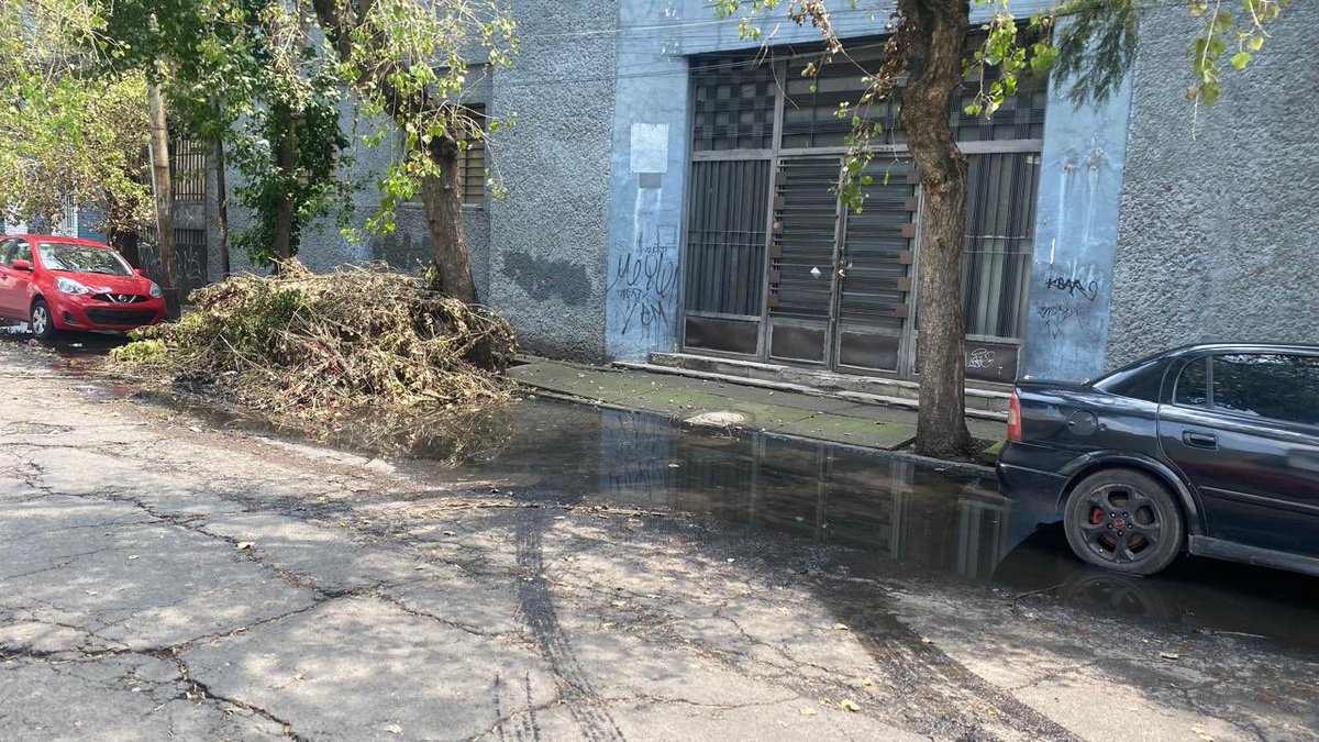 MBellacetini's tweet photo. Pedimos a las autoridades correspondientes  que nos ayuden con la limpieza y desazolve de de nuestra calle ya que vinieron a podar @CFEmx y no se llevaron la basura, llovió y se tapó el drenaje dejando un mal olor “Calle Francisco Lorenzana, San Rafael, Cuauhtémoc” https://t.co/bNtPFnS8sa