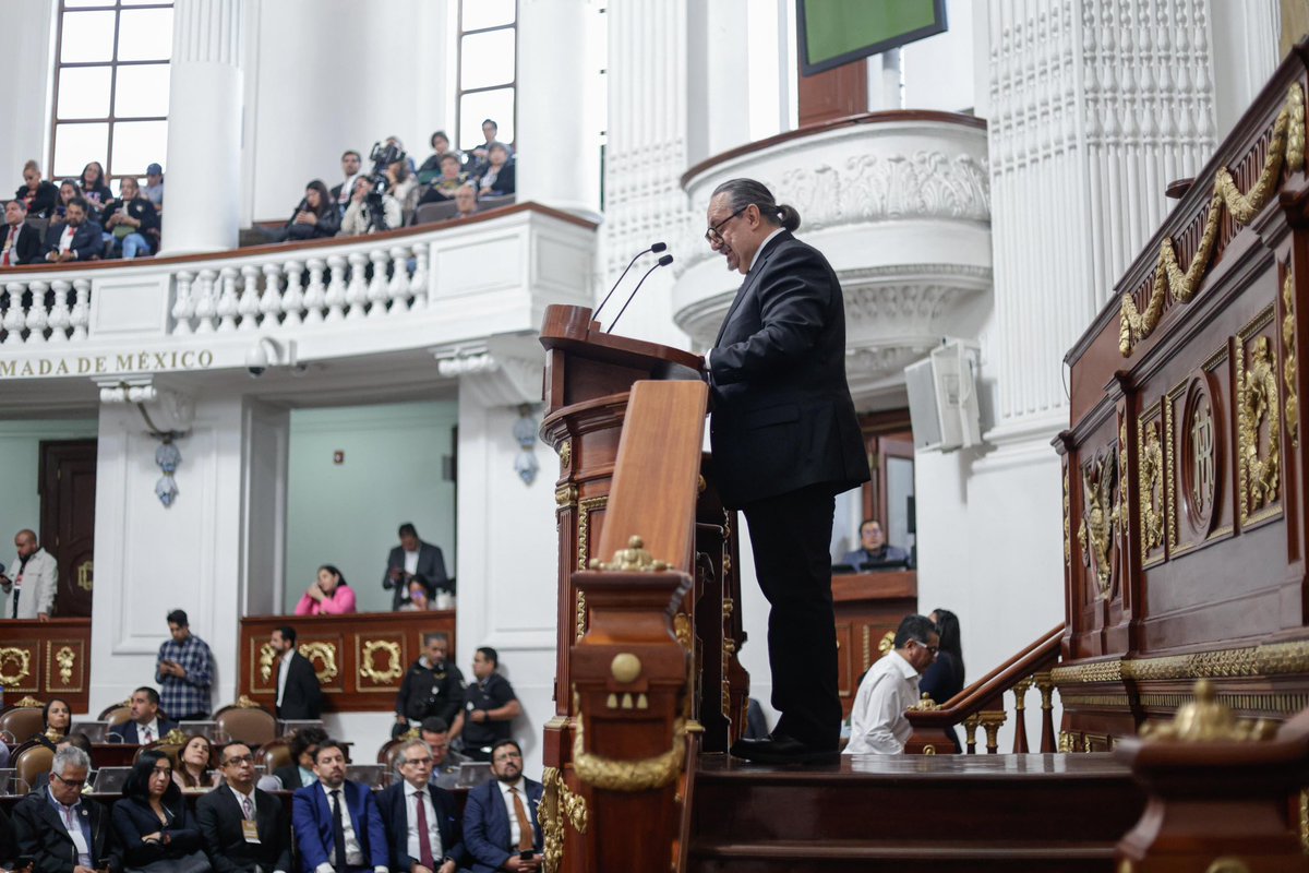 juanrubiog's tweet photo. Recibimos en el @Congreso_CdMex al Secretario de Gobierno @RicardoRuizSua2, quien compareció ante el pleno con motivo de la Glosa del #SextoInforme de gobierno del Dr. @martibatres.
Desde la #BancadaDeLaTransformación reconocimos que este gobierno ha garantizado los derechos de todas las personas en la Ciudad de México. 

#SigamosHaciendoHistoria