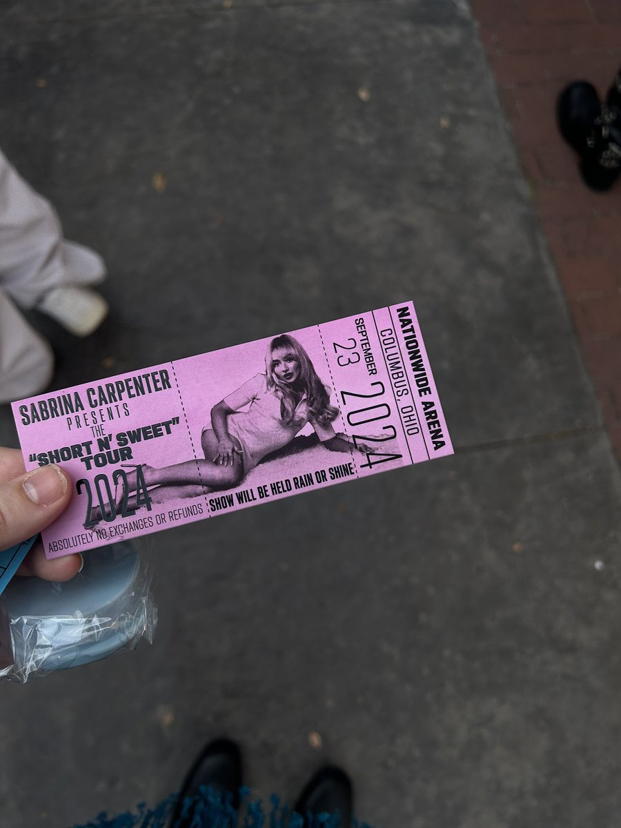 SabrinaTourInfo's tweet image. Team Sabrina VIP items that are being handed out at #ColumbusShortnSweet! 

#shortnsweettour 

— via @betubrina