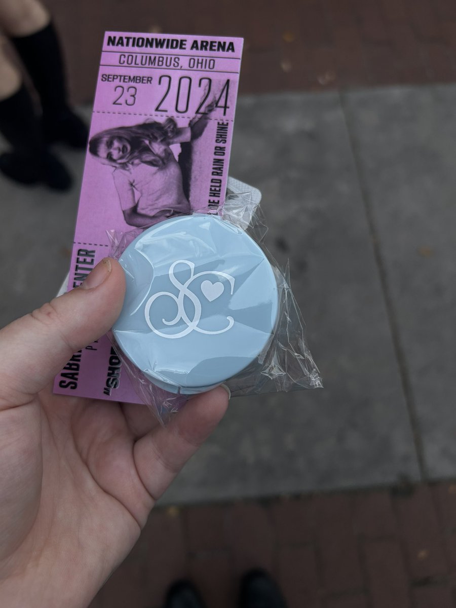 SabrinaTourInfo's tweet image. Team Sabrina VIP items that are being handed out at #ColumbusShortnSweet! 

#shortnsweettour 

— via @betubrina
