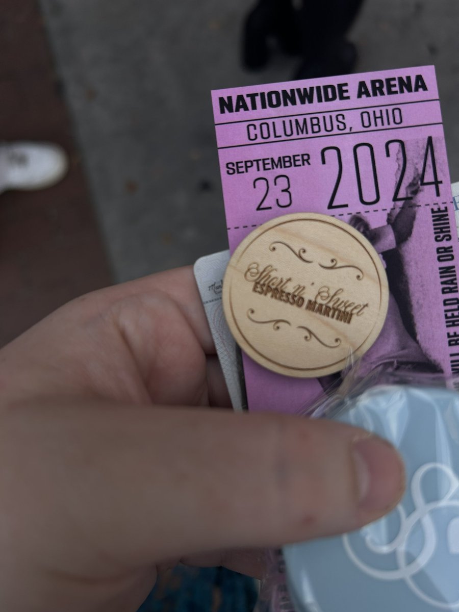 SabrinaTourInfo's tweet image. Team Sabrina VIP items that are being handed out at #ColumbusShortnSweet! 

#shortnsweettour 

— via @betubrina