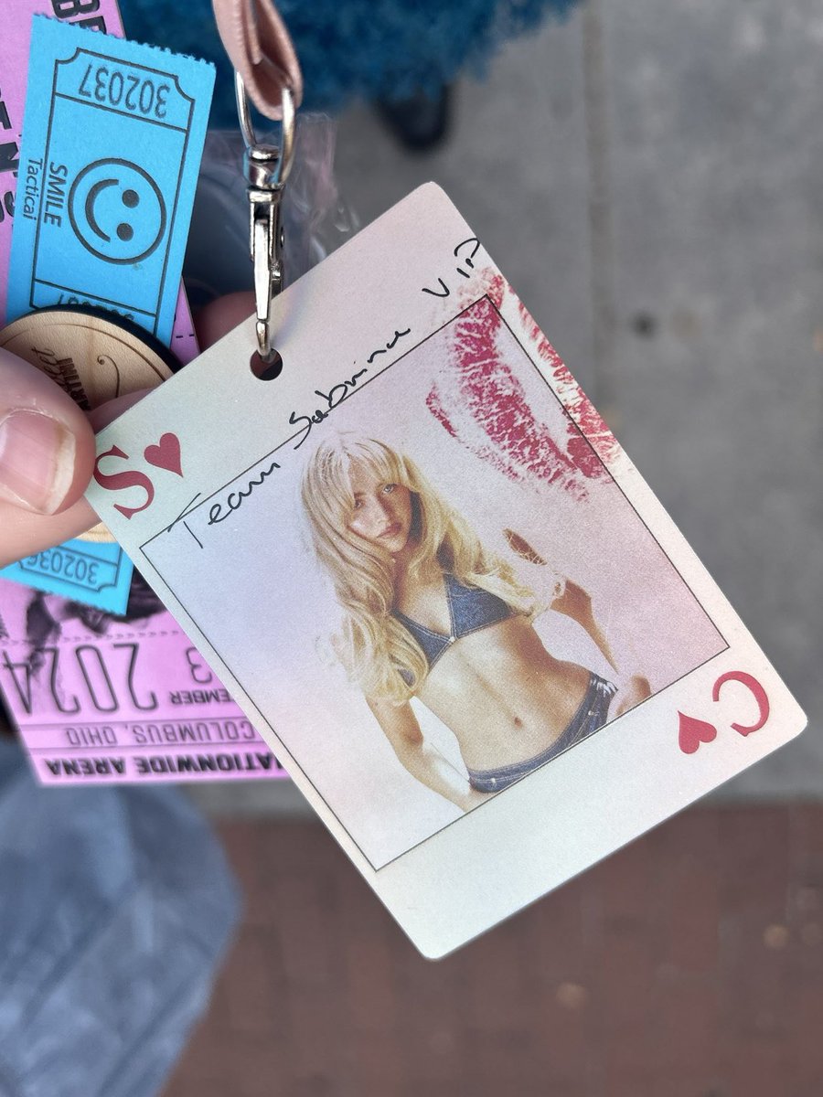 SabrinaTourInfo's tweet image. Team Sabrina VIP items that are being handed out at #ColumbusShortnSweet! 

#shortnsweettour 

— via @betubrina