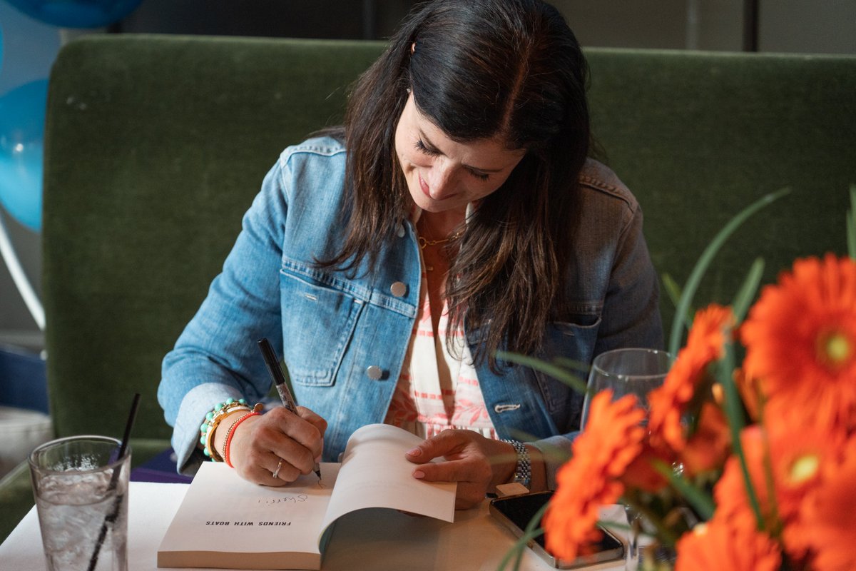 AlexSlaterBooks's tweet photo. Love book signings! #friendswithboats #books #writingcommunity #publishing https://t.co/pUGgDkSSfy
