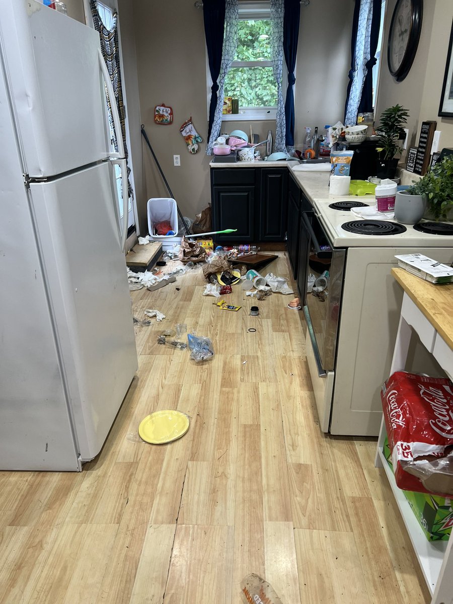 angelaleexox's tweet photo. Note to self: never let anyone stay in ur house no matter how sad the story is https://t.co/vUp54otIbI