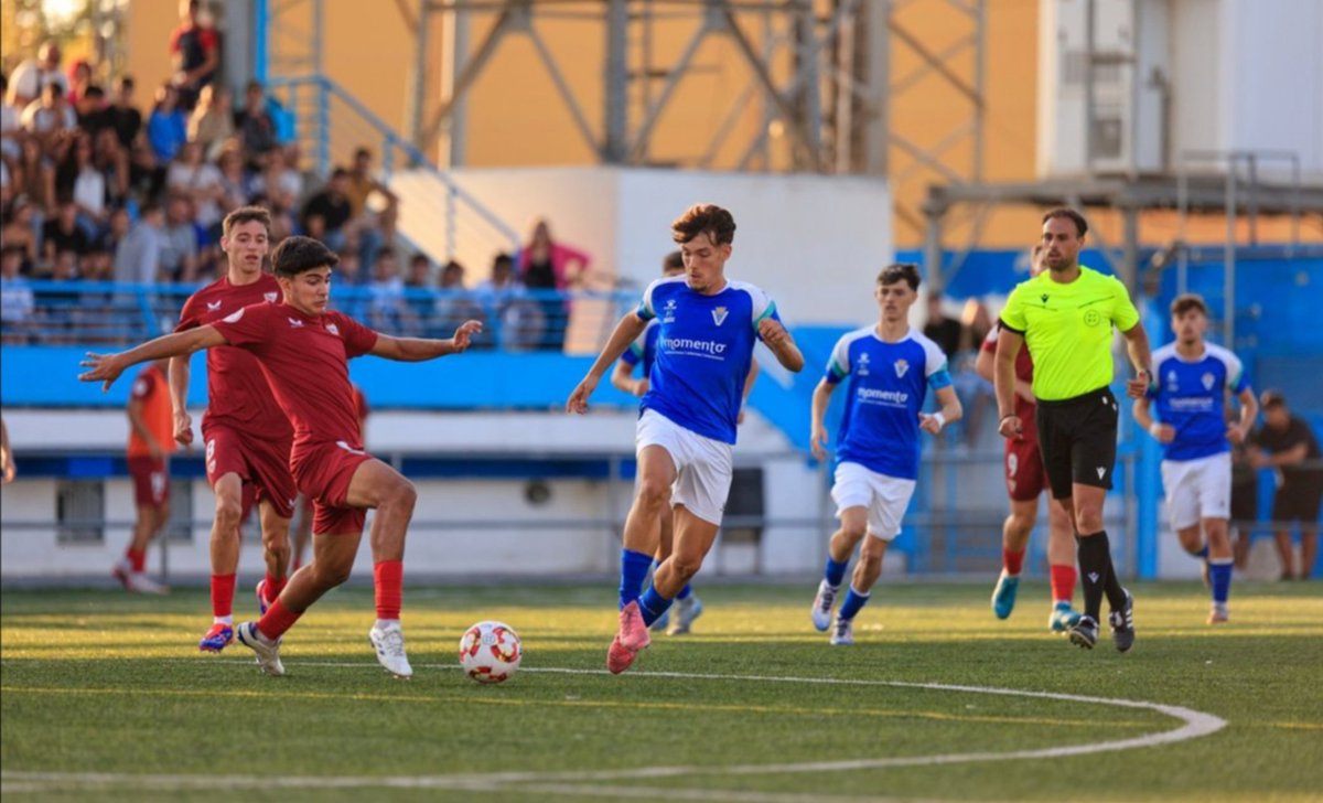 canterasfc10's tweet photo. 👏🔝 ¡Hugo Ortiz debuta con nuestro Juvenil DH!

6️⃣ El capitán de nuestro Juvenil LN, juvenil de primer año, se estrenó en el día de ayer con nuestro primer equipo juvenil. Fue protagonista en el empate a 1 de los nuestros en Maracena. Jugó 80 minutos. https://t.co/Bxx5Gfq3nl