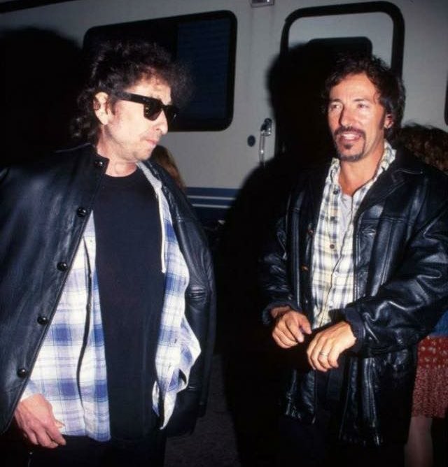 BobDylanPics's tweet photo. Bob Dylan poses with Bruce Springsteen at the Rock and Roll Hall of Fame, Cleveland, Ohio, 1995. #BobDylan #Dylan #BruceSpringsteen #Springsteen75 https://t.co/DQZgFYPnHO