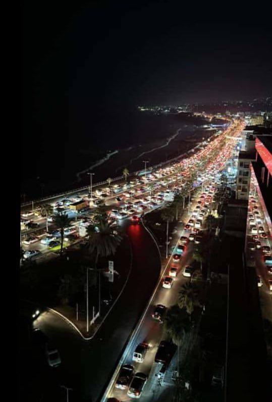 PolatAdrian's tweet photo. Hava saldırılarından dolayı güvenli bölgelere doğru gitmeye çalışan Lübnanlılar. https://t.co/B8fbQtXaIF