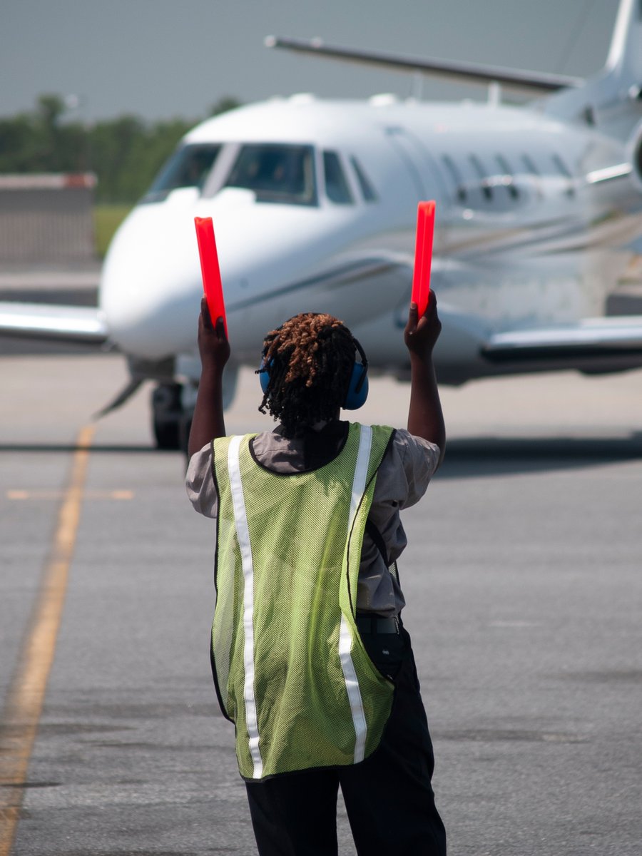Ramp attendant guiding a Cessna Citation Excel to a parking spot at KABY👀✔

#planesmart #aviation #cessna #citationexcel #textronaviation #privatejet #flyprivate