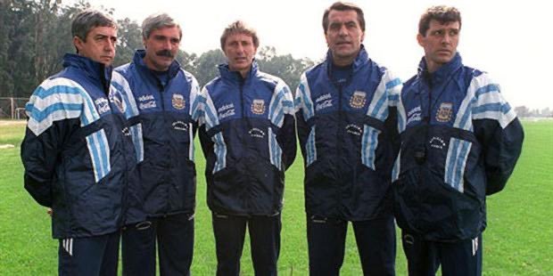 Un 21 de septiembre, hace 30 años, cambiaba mi vida en el despacho de Julio Grondona. Y el 1ro de octubre, firmaba contrato con la Selección Argentina Juvenil y con los mejores compañeros de fútbol que tuve. Ojo, solo firmamos por un año jajaja confiaban mucho en nosotros.

#AFA