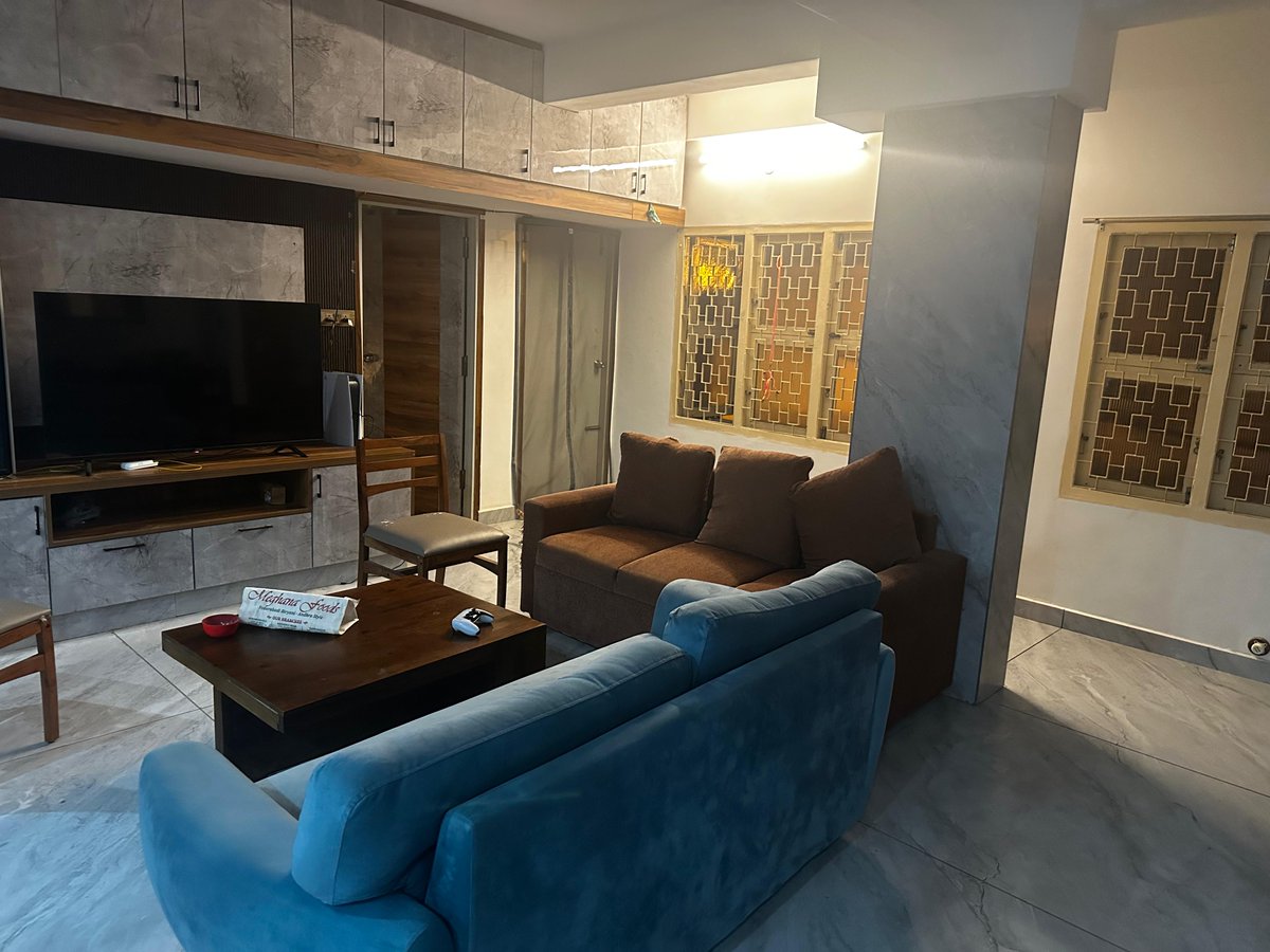 hrshgtm's tweet photo. Flatmate wanted for 4BHK, Koramangala 5th Block!

Furnished, 55" TV, PS5.

Your room: bright, balcony, attached bath. 

₹21,250 rent + ₹3,100 furniture + ₹2,750 cook + ₹1,250 maid. 

₹100k deposit. Move in Oct. 

Near Nagarjuna.

@BangaloreRoomi  @fmrbangalore https://t.co/CQ6xm2YF0o