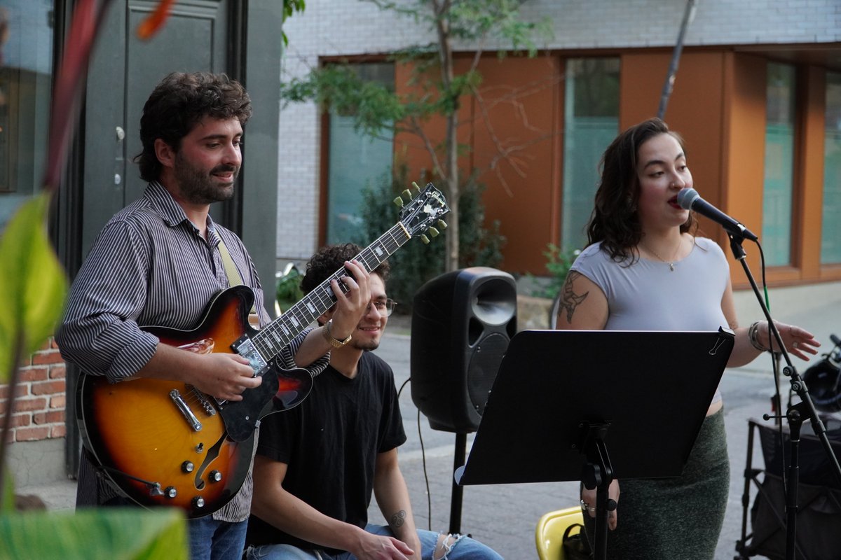 🎶 Un grand merci à nos talentueux artistes qui illuminent l’avenue Duluth chaque fin de semaine ! 🎶 Votre musique crée une ambiance chaleureuse et festive, et vous faites de notre rue un endroit où il fait bon vivre. Merci pour ces moments magiques ! ✨
#avenueduluth