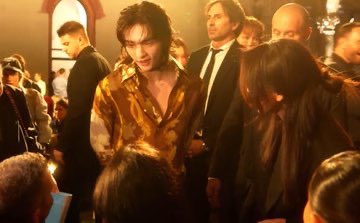 what do you want Hyunjin to know about you?

1 reply + tag.
Rt too. (no emojis)

HYUNJIN AT VERSACE MFW 
#HyunjinxVersaceSS25 
#HyunjinAtMFW24
#VersaceSS25 <a href="/Versace/">VERSACE</a>