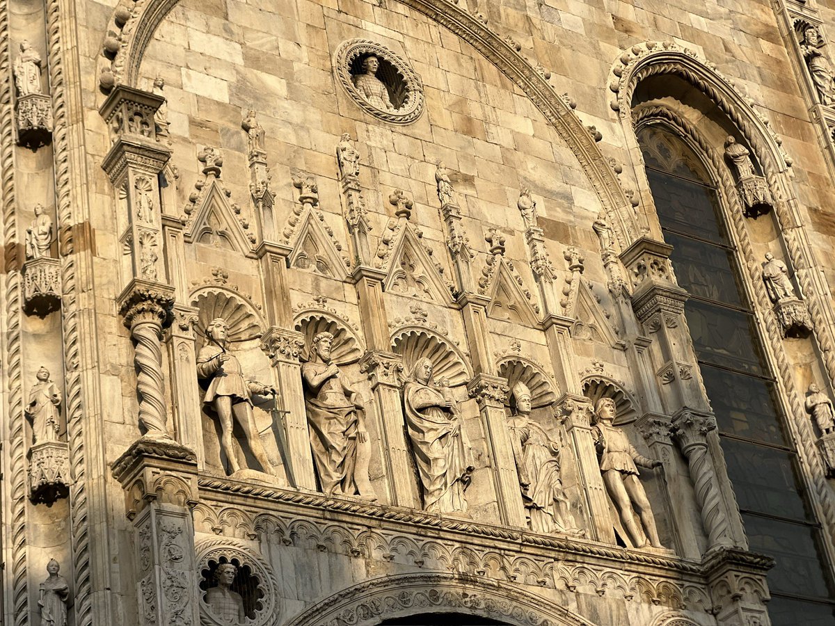 Hello Italy 🇮🇹 what’s good here. Started with a tour of Comp a city at the southern tip of Lake Como in Northern Italy. One of the iconic churches here is Duomo di Como which started its construction in 1396 and got completed in 1740.